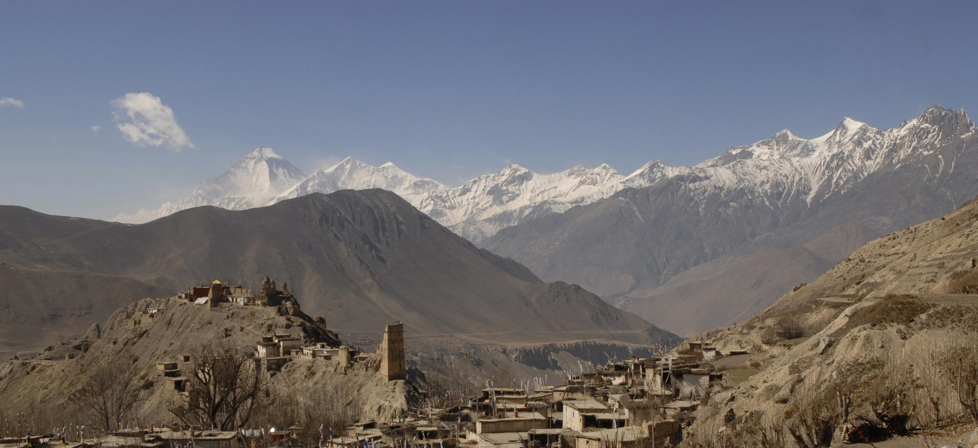 Jhong 3800m village du mustang au fond le dhaulagiri 8167m 1
