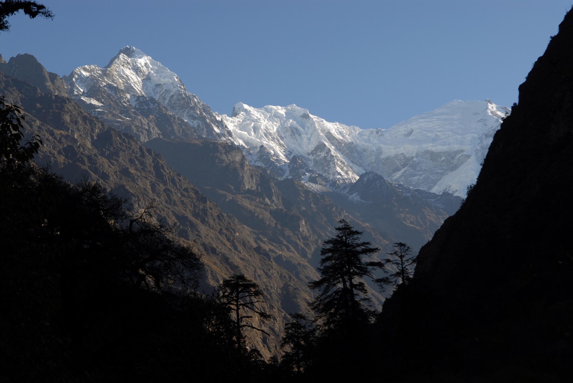 Langtang ii (6561 mètres) en remontant la vallée de la Langtang Khola