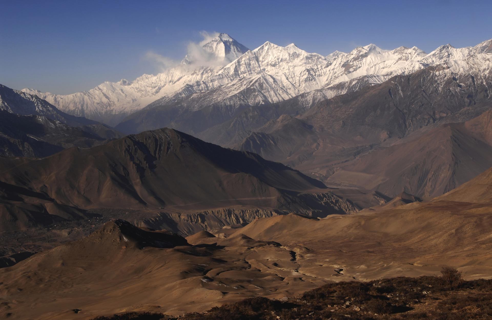 Le Haut Mustang, au fond le Dhaulagiri (8167 mètres)