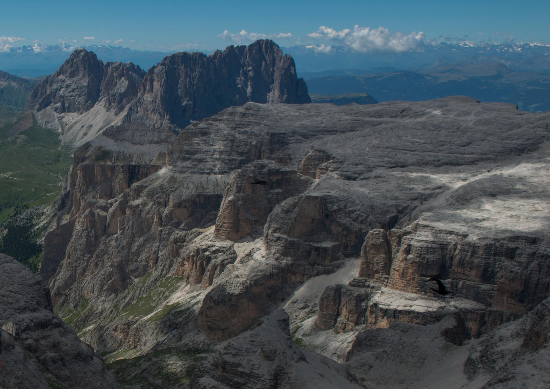 Le sassolungo 3173 mètres et au premier plan le massif de sella