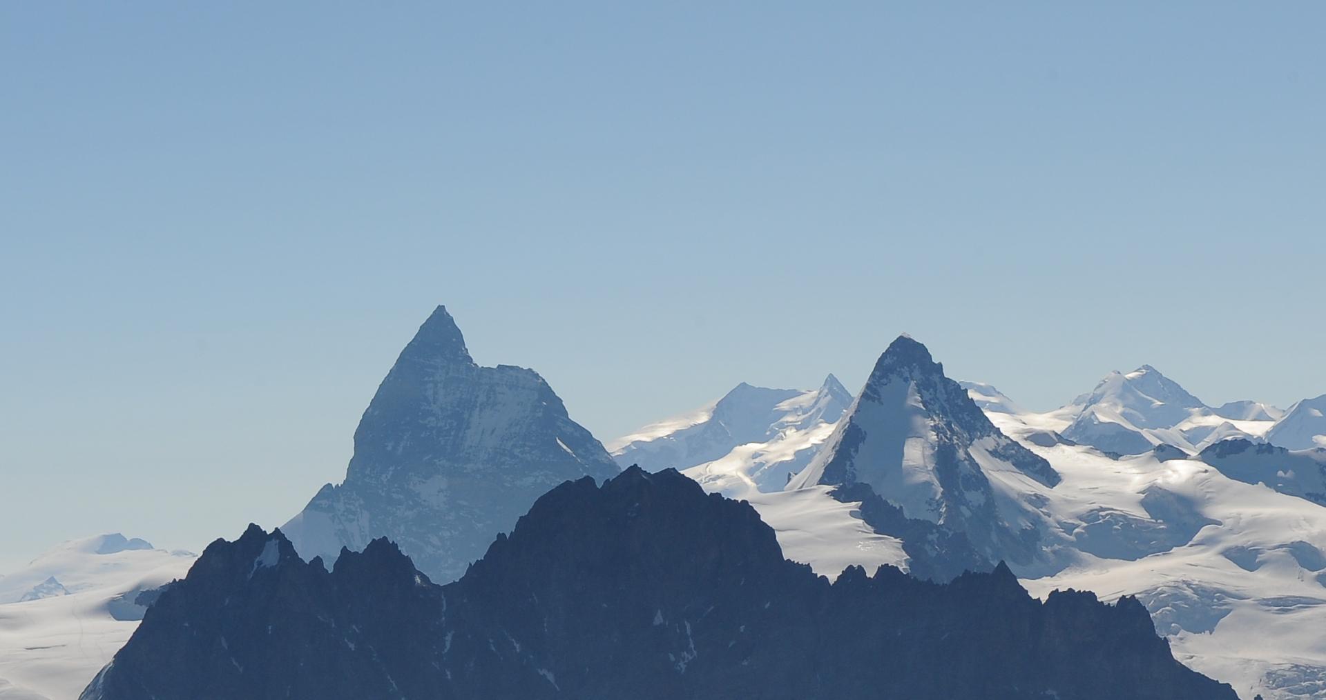 Les Bouquetins 3838 mètres, le Cervin 4476 mètres, la dent d'Herens 4171 mètres