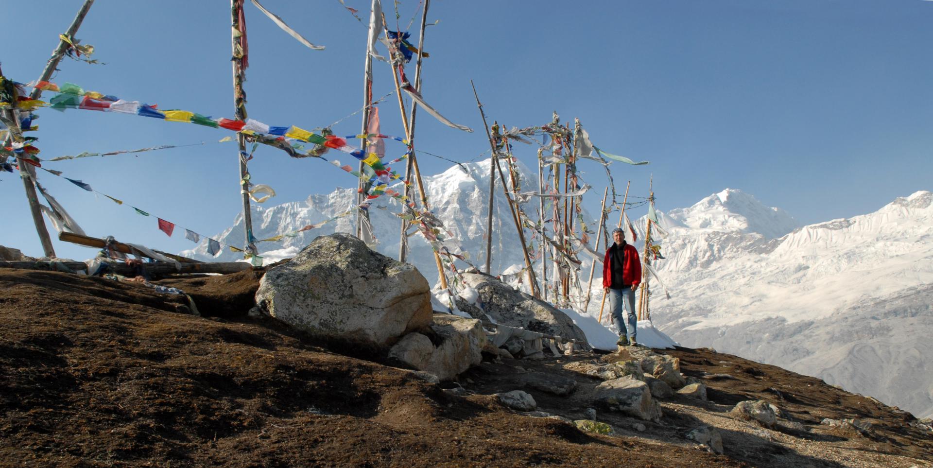 Sommet du Tsergo ri (4984 mètres) - Au second plan Langtang Himal (6575 mètres et 6680 mètres)
