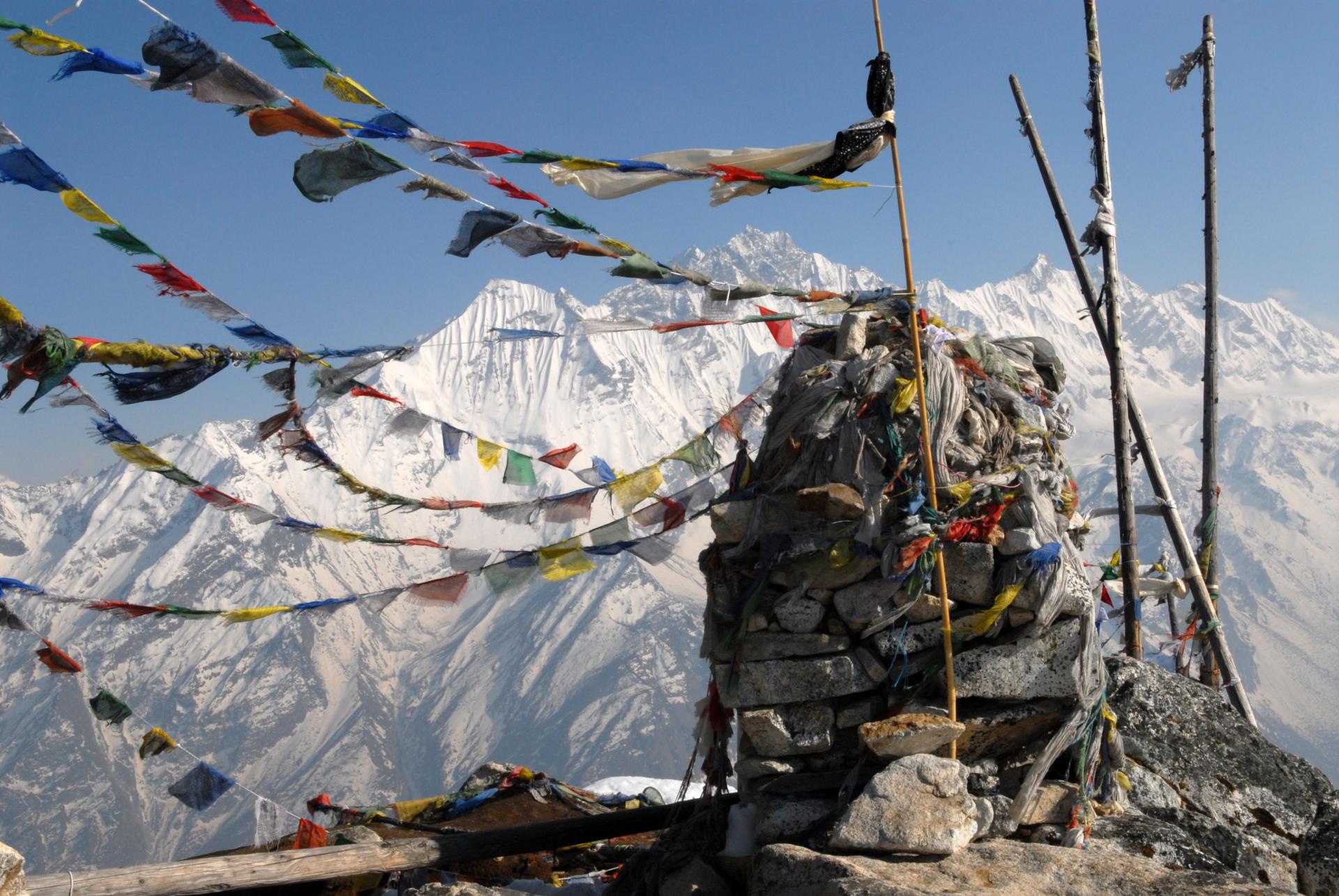 Tsergo ri (4984 mètres) - Cairn et drapeaux de prière massif du Langtang