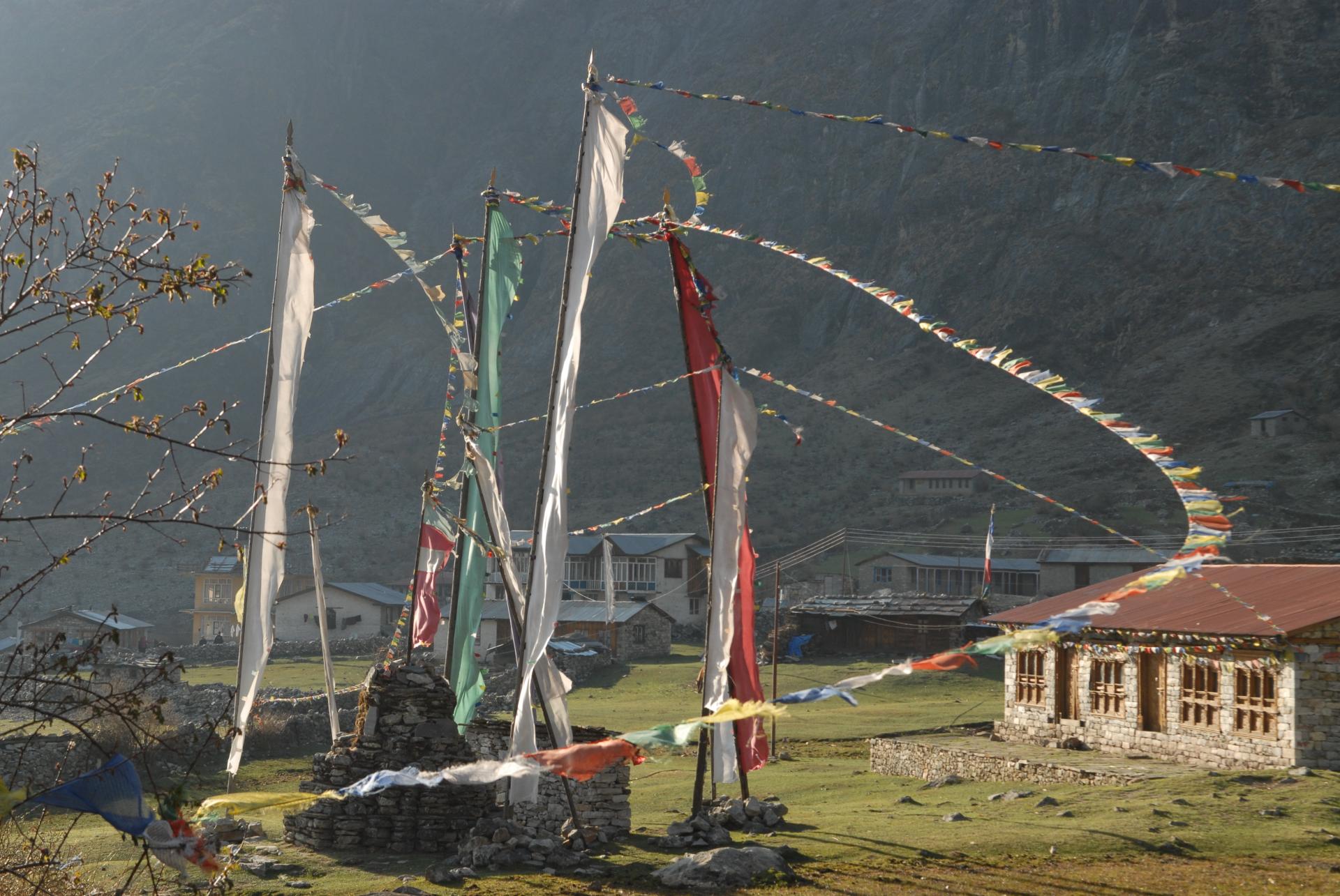 Village de Langtang et drapeaux de prière (3330 mètres)